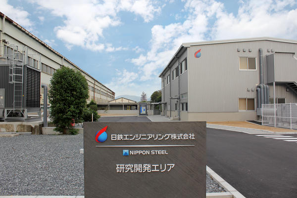 開発棟(左)と研究ラボ(右).jpg