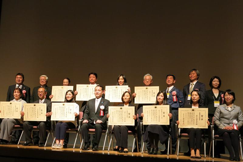 【優秀企業10社の集合写真】