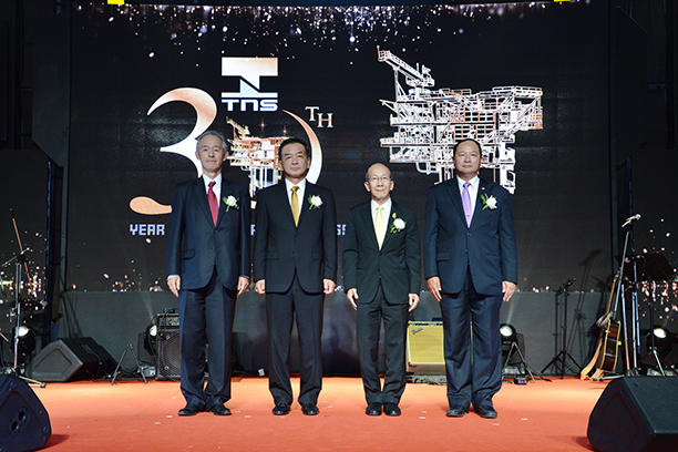 左から、藤原 社長、鈴木 TNS社長、シリ エネルギー大臣、クルジット 元エネルギー省事務次官